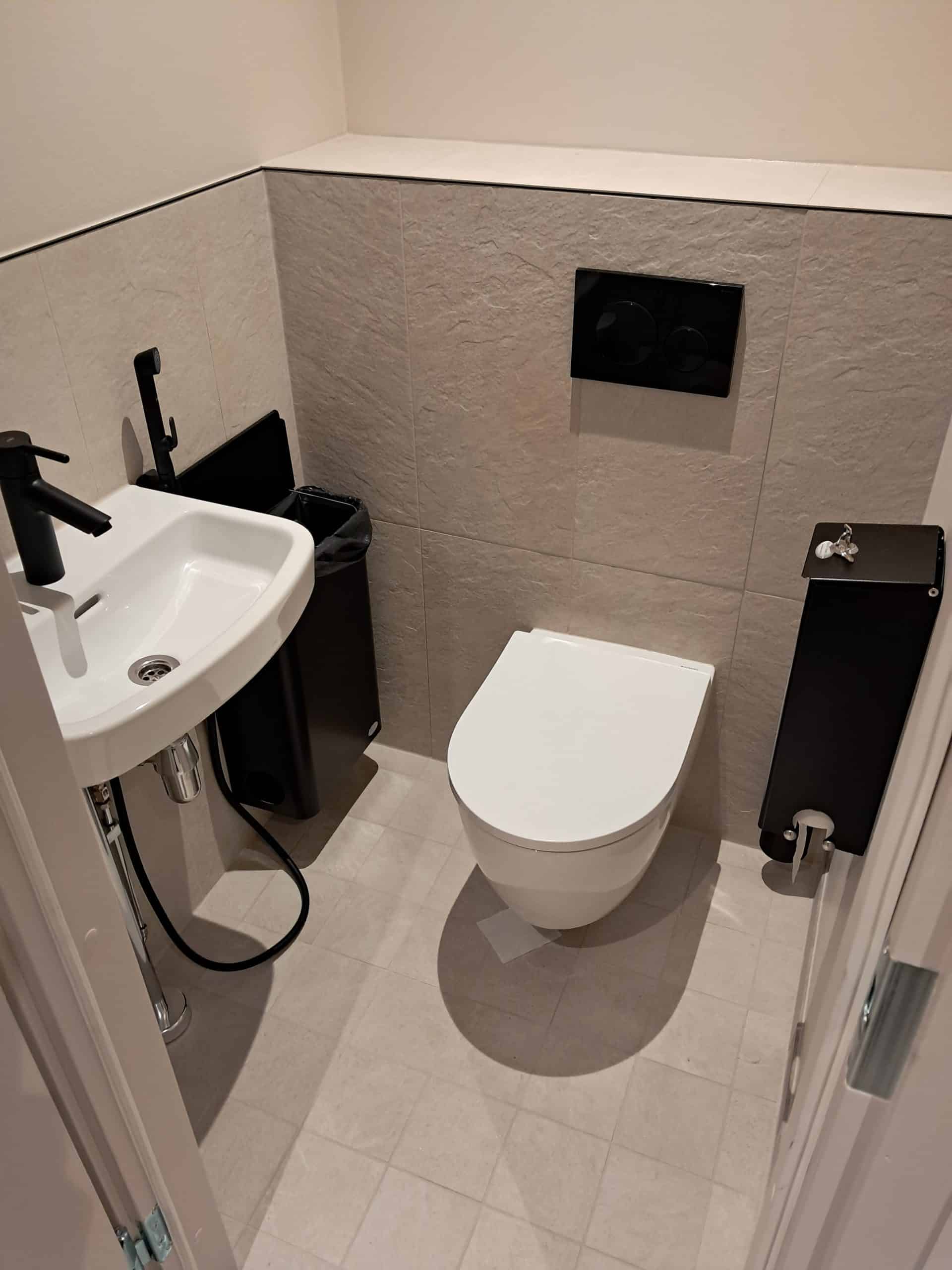 Julkisen wc kalustus - ota yhteyttä pakilanputki.fi