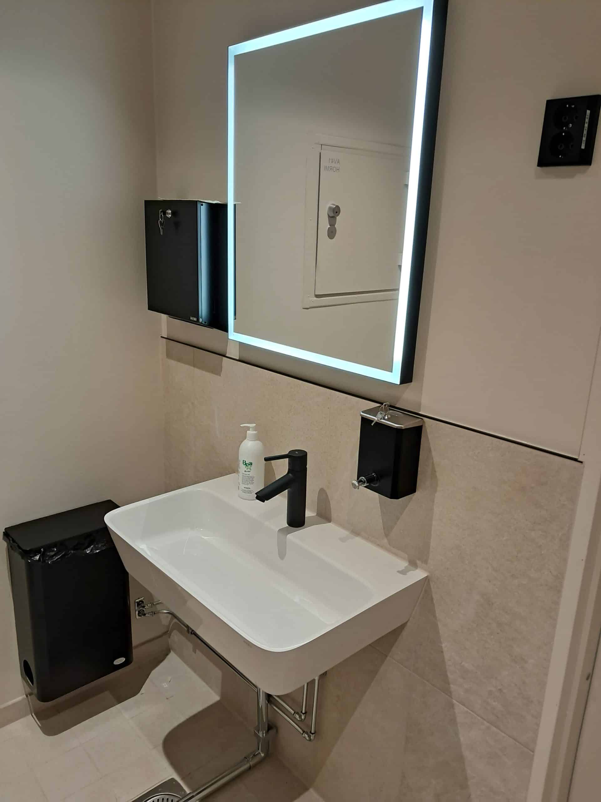 Julkisen wc kalustus - ota yhteyttä pakilanputki.fi